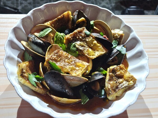 권성준 셰프가 28일 그랜드 하얏트 서울에서 열린 론칭 행사에서 '콤비 올인원 멀티 쿠커’로 요리한 '아쿠아 팟짜'. [출처=이남석 EBN 기자]