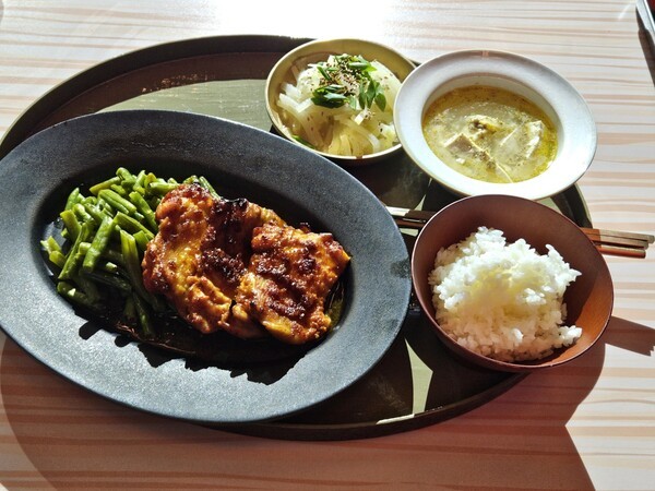 조서형 셰프가 28일 그랜드 하얏트 서울에서 열린 론칭 행사에서 '콤비 올인원 멀티 쿠커’로 요리한 제철 한상 요리. [출처=이남석 EBN 기자]