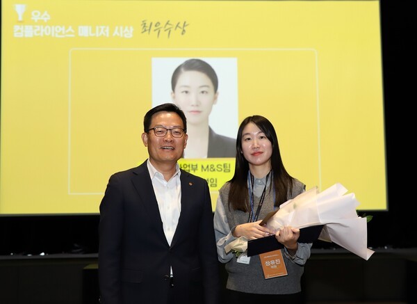 27일 서울 중구 한화빌딩에서 열린 '2024 준법실천자의 날' 행사에서 손재일 한화에어로스페이스 대표이사(왼쪽)와 최우수 준법실천자로 선정된 LS사업부 장유진 선임이 기념 사진을 찍고 있다.  [제공=한화]