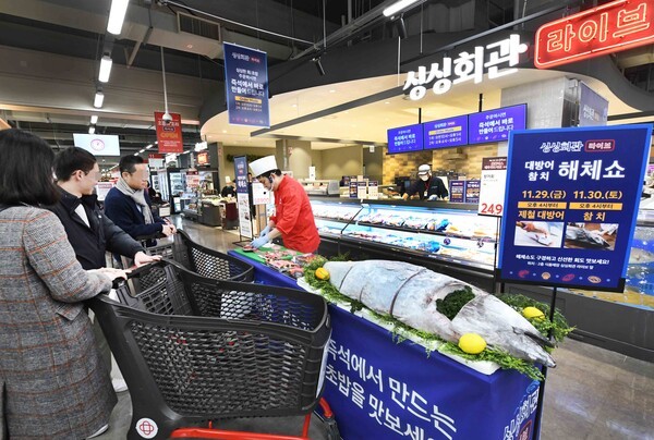 ‘홈플러스 메가푸드마켓’ 강서점에서 진행되는 참치 해체쇼. [제공=홈플러스]