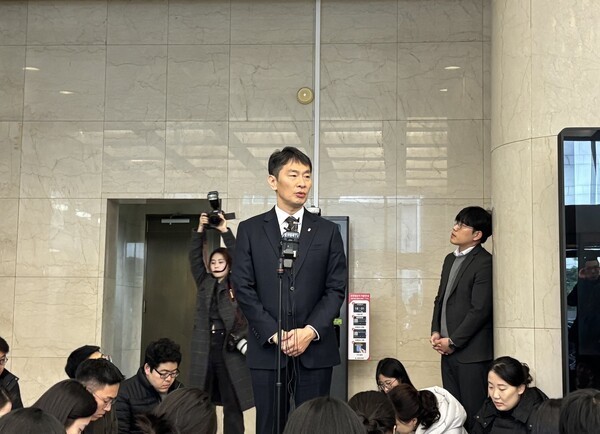 이복현 금융감독원장이 28일 서울 중구 은행회관에서 8개 은행지주 이사회 의장들과 정례 간담회 이후 백브리핑을 하고 있다. [출처=EBN]