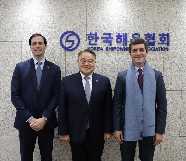 한국해운협회는 지난 27일 서울 여의도 해운빌딩에서 한-파나마 양국 간 해운 관련 주요 관심사에 대해 논의했다. (왼쪽부터 Diego Manuel Villanueva Martinelli 파나마 대사, 해운협회 양창호 상근 부회장, Carlos Hoyos Boyd 대외무역부차관)[제공=한국해운협회]