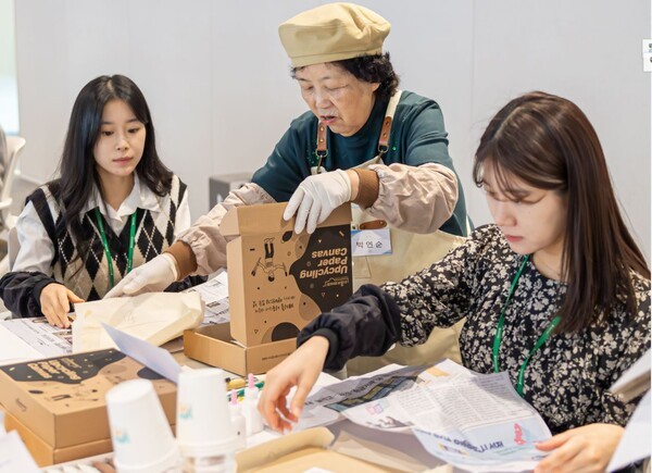 ‘희망의 종이캔버스 만들기’ 캠페인에 참여한 HD현대오일뱅크 임직원들의 모습.[제공= HD현대오일뱅크]