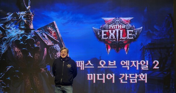 조나단 로저스 그라인딩 기어 게임즈 개발총괄이 29일 '패스 오브 엑자일2'를 소개하고 있다. [출처=EBN]