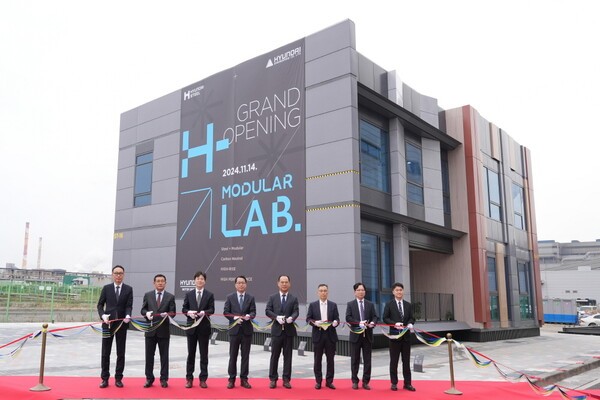 지난 10월 현대제철 당진제철소에서 진행된 'H-모듈러 랩' 기념식 참석자들이 커팅식을 진행하고 있다. [제공=현대제철]