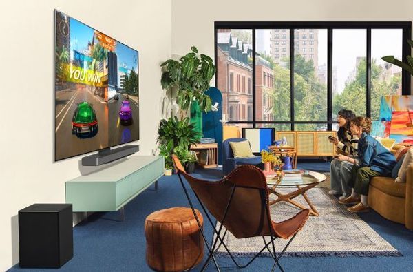 ▶ 모델이 LG 스마트 TV로 게임을 즐기는 모습. ⓒLG전자