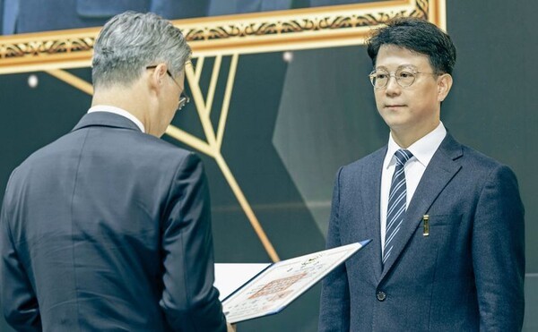 2024 산업기술 R&D 종합대전에서 은탑산업훈장을 받은 SK하이닉스 김춘환 부사장. [제공=SK하이닉스]