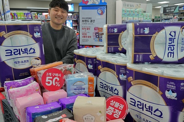 롯데마트 성민경 MD가 제타플렉스 잠실점에서 위생용품을 홍보하고 있다. 롯데마트