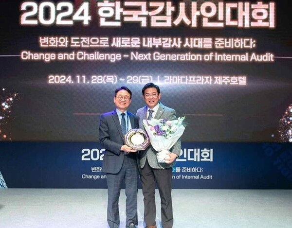 (오른쪽)홍지만 주택도시보증공사 상근감사위원이 한국감사협회로부터 ‘최우수기관상’·‘자랑스러운감사인상’을 수상하고 있다.@HUG