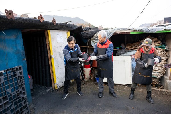 (왼쪽부터)전성수 서초구청장·홍경선 대한주택건설협회 서울특별시회장·김정은 이사가 연탄을 나르는 모습.@대한주택건설협회