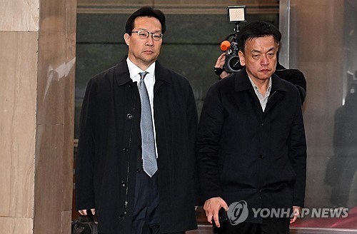 최상목 부총리 겸 기획재정부 장관이 4일 새벽 서울 종로구 정부서울청사로 들어서고 있다[제공=연합]