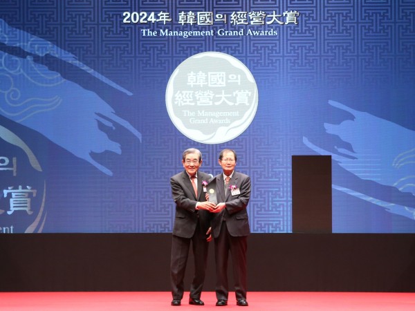 금호석유화학은 한국능률협회컨설팅(KMAC)이 주관하는 '2024 한국의경영대상’에서 박찬구 회장(사진 오른쪽)이 최고경영자상을, 회사는 친환경경영 부문과 ESG경영 부문에서 대상을 수상했다고 밝혔다. [제공=금호석유화학]