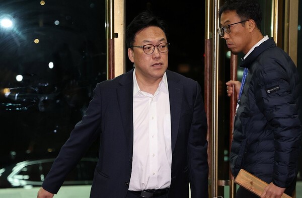 국회의 비상계엄 해제 요구 결의안 가결 소식이 전해진 4일 새벽 김병환 금융위원회 위원장이 서울 종로구 정부서울청사에 들어서고 있다. [제공=연합]