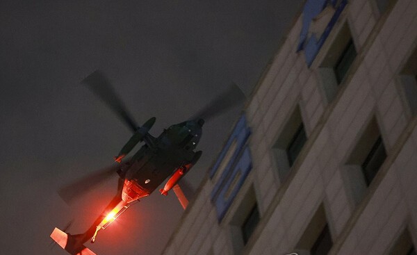 윤석열 대통령이 3일 밤 긴급성명을 통해 비상계엄을 선포한 가운데 4일 새벽 국회가 위치한 여의도 상공을 군 헬기가 비행하고 있다. [제공=연합]