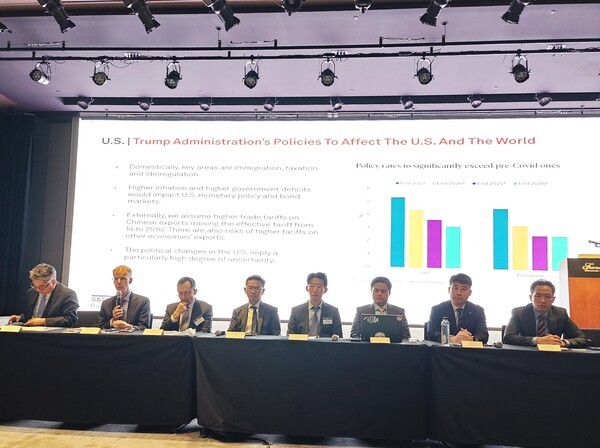 4일 서울 여의도 페어몬트호텔에서 열린 나이스신용평가-S&P글로벌신용평가 공동 세미나에서 권재민 S&P글로벌신용평가 한국대표(왼쪽부터), 루이 커쉬 S&P글로벌신용평가 전무, 기태훈 나이스신용평가 상무, 킴엥 탄 S&P글로벌신용평가 전무, 최우석 나이스신용평가 상무, 앤디 리우 S&P글로벌신용평가 전무, 이혁준 나이스신용평가 상무, 김대현 S&P글로벌신용평가 상무가 미디어 컨퍼런스에 참석했다. ⓒEBN