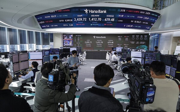 윤석열 대통령이 비상계엄을 선언했다 국회의 의결로 계엄을 해제한 4일 오전 서울 중구 하나은행 딜링룸에 증시와 외환시장 개장을 전하기 위할 취재진이 몰려 있다.[제공=연합]