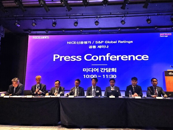 4일 서울 여의도 페어몬트호텔에서 열린 나이스신용평가-S&P글로벌신용평가 공동 세미나에서 권재민 S&P글로벌신용평가 한국대표(왼쪽부터), 루이 커쉬 S&P글로벌신용평가 전무, 기태훈 나이스신용평가 상무, 킴엥 탄 S&P글로벌신용평가 전무, 최우석 나이스신용평가 상무, 앤디 리우 S&P글로벌신용평가 전무, 이혁준 나이스신용평가 상무, 김대현 S&P글로벌신용평가 상무가 기자들의 질문에 답변하고 있다. ⓒEBN