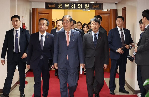 한덕수 국무총리와 관계 장·차관들이 4일 서울 종로구 정부서울청사 국무회의실에서 현안 논의를 마치고 회의장을 나서고 있다. [제공=연합]