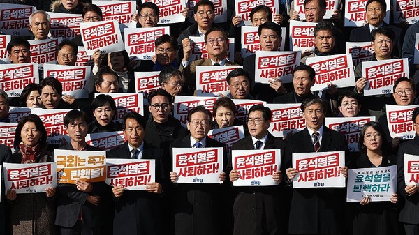 4일 서울 여의도 국회 본청 앞 계단에서 열린 '윤석열 대통령 사퇴촉구 탄핵추진 비상시국대회'에서 더불어민주당 이재명 대표, 조국혁신당 조국 대표를 비롯한 야당 의원과 참가 시민들이 사퇴 구호를 외치고 있다. [제공=연합]
