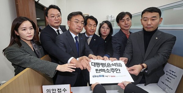 4일 서울 여의도 국회에서 개혁신당 이주영 의원(왼쪽부터), 천하람 원내대표, 조국혁신당 신장식 의원, 진보당 윤종오 원내대표, 기본소득당 용혜인 대표, 사회민주당 한창민 대표, 더불어민주당 김용민 의원이 야6당이 공동발의한 윤석열 대통령 탄핵소추안을 제출하고 있다.[연합뉴스]