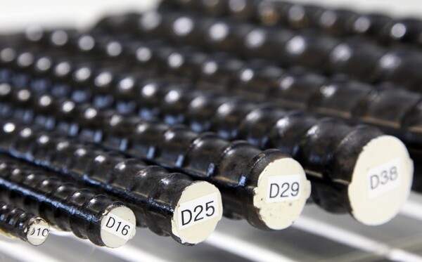 현대제철 전기로에서 생산한 탄소저감형 철근. [제공=현대제철]