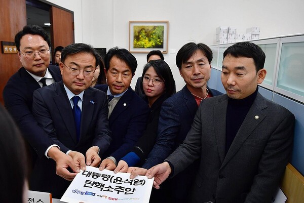 지난 4일 서울 여의도 국회에서 개혁신당 천하람 원내대표, 조국혁신당 신장식 의원, 진보당 윤종오 원내대표, 기본소득당 용혜인 대표, 사회민주당 한창민 대표, 더불어민주당 김용민 의원이 야6당이 공동발의한 윤석열 대통령 탄핵소추안을 제출하고 있다. [제공=연합]