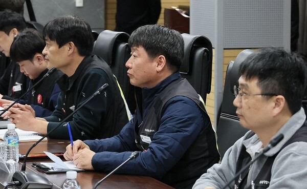 전국철도노동조합이 예고한 총파업을 하루 앞둔 4일 오후 최명호 철도노조 위원장(오른쪽 두번째)이 서울 용산구 코레일 서울사옥 영상회의실에서 임금 본교섭 시작을 기다리고 있다. [제공=연합]