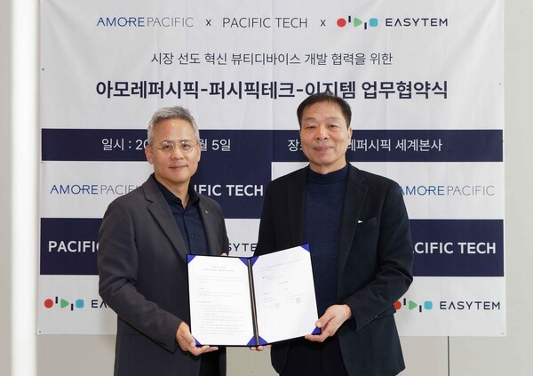 이지템이 아모레퍼시픽‧퍼시픽테크와 함께 뷰티 디바이스 시장 선도를 위한 신제품 개발 업무 협약을 체결했다. 김승환 아모레퍼시픽 대표(왼쪽)와 이해욱 이지템 대표. [제공=이지템]