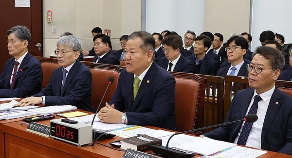 의원 질의에 답변하는 이상민 행안부 장관. [제공=연합]