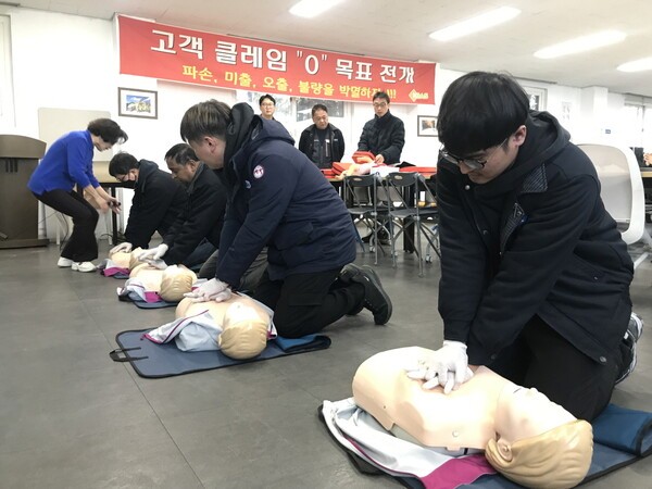 사무가구 전문기업 코아스는 지난 5일 파주 2공장에서 외국인 근로자를 포함한 현장작업자 및 관리자를 대상으로 심폐소생술(CPR) 및 응급처치 안전보건교육을 진행했다. [제공=코아스]