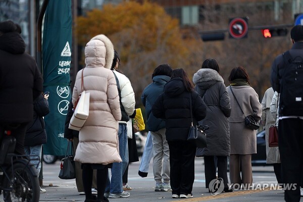  아침 영하권 추위를 보인 3일 서울 세종대로 사거리에서 시민들이 보행 신호를 기다리고 있다.@연합뉴스