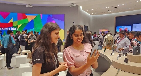 '삼성 BKC' 참석자들이 최신 스마트폰 갤럭시 S24 시리즈를 체험하고 있다. [제공=삼성전자]