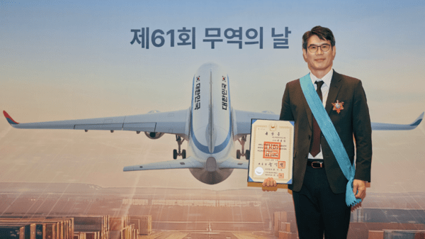 제61회 무역의 날 기념식에서 금탑산업훈장을 받은 SK하이닉스 이상락 부사장. [제공=SK하이닉스]