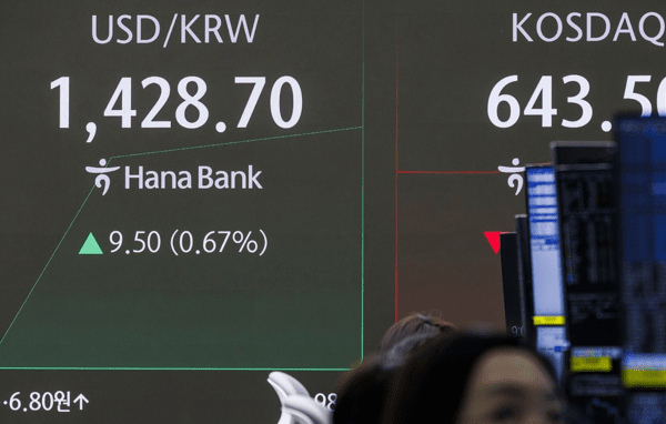 9일 오전 서울 중구 하나은행 본점 딜링룸 전광판에 이날 거래를 시작한 원·달러 환율이 표시돼 있다. [제공=연합뉴스]