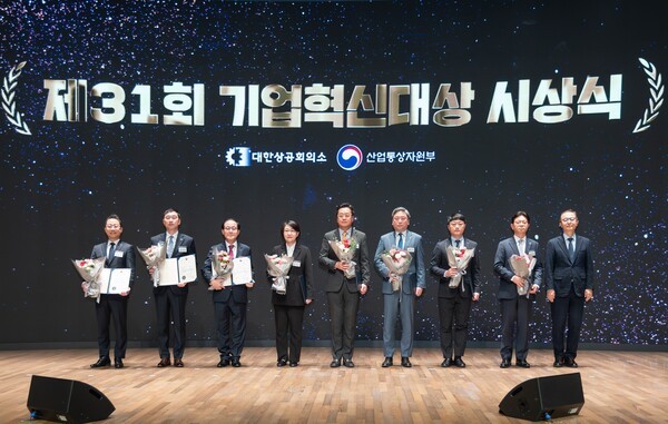 HDC현대산업개발이 지난 3일 대한상공회의소에서 열린 제31회 기업혁신대상에서 산업부 장관상을 받았다. (왼쪽 여섯 번째)강민석 HDC현대산업개발 상무·(아홉 번째)이승렬 산업통상자원부 산업정책실장.@HDC현대산업개발