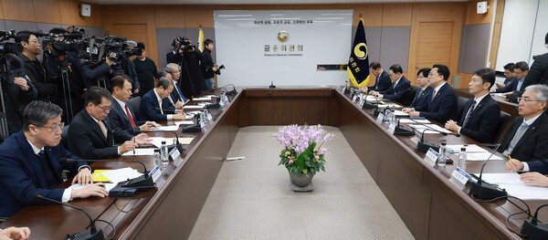 김병환 금융위원장이 9일 오전 서울 종로구 정부서울청사에서 금융감독원장, 5대 금융지주회장, 정책금융·유관기관장 및 금융협회장들과 개최한 금융상황 점검회의에서 금융상황을 점검하고 향후 대응과제를 논의했다. [제공=금융위원회]