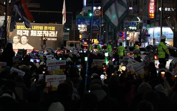 지난 9일 오후 전북 전주시 완산구 중앙동 풍패지관 앞에서 열린 '내란수괴 윤석열 탄핵! 내란공범 국민의힘 해체! 전북도민 촛불 대행진'에서 500여명의 시민들이 구호를 외치고 있다. 연합뉴스