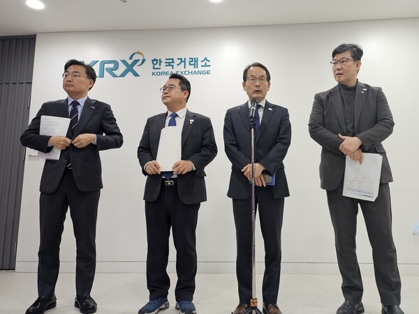 10일 한국거래소 서울사옥에서 진행된 ‘야3당 정무위원회 국회의원 자본시장 현안대응 및 현장점검’ 이후 야당 국회의원들이 기자들의 질문에 대답하고 있다. ⓒEBN