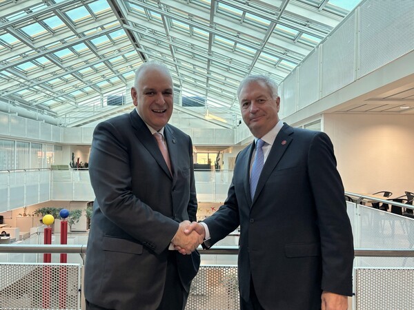 스타얼라이언스 CEO 테오 파나지오툴리아스(왼쪽)와 최고경영진 신임 의장 마이클 루소(오른쪽)가 악수를 나누고 있다.[제공=아시아나항공]