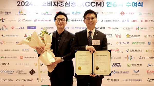 박병률 진에어 대표이사(오른쪽)와 김주민 진에어 마케팅본부장(왼쪽)이 기념 사진 촬영을 하고 있다.[제공=진에어]