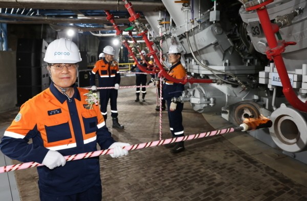 장인화 포스코그룹 회장이 포항제철소 4고로 풍구에 화입을 하고 있다.[제공=포스코그룹]