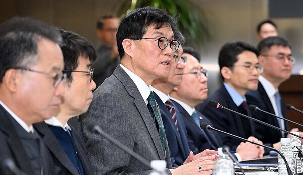 비상계엄과 이에 따른 정정 불안으로 자본시장을 중심으로 한 경제 상황이 경고등이 켜진 10일 오전 서울 중구 한국은행에서 열린 야 3당 긴급 경제 상황 현장점검 회의에서 이창용 한국은행 총재가 발언하고 있다.[제공=한국은행/연합]