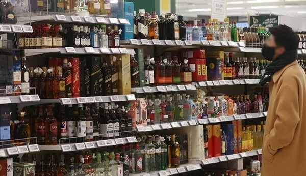 대형마트에서 소비자가 주류 판매대를 살펴보고 있다. 연합뉴스