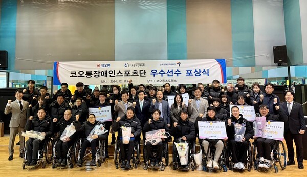 2024년 파리 패럴림픽 사격 동메달을 획득한 서훈태 선수(사진 좌측 아래)와 정동순 감독(우측 아래)이 송승회 코오롱스포츠단 단장(좌측 위), 변광섭 코오롱글로벌 상무(우측 위)와 기념촬영을 진행하고 있다. [제공=코오롱그룹]