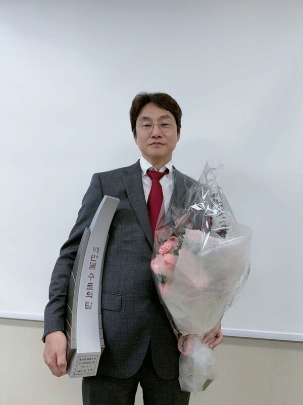 100만 달러 수출의 탑 수상한 코스모로보틱스 오주영 대표 . [제공-코스모로보틱스]