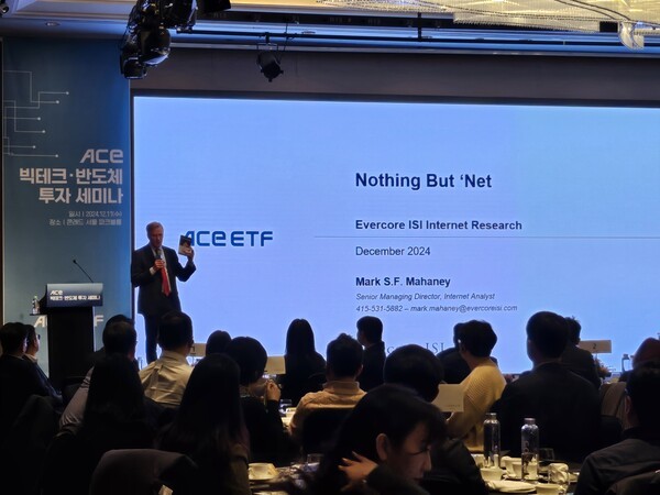 ‘기술주 투자 절대 원칙’ 저자인 마크 마하니 미국 에버코어ISI 소속 테크 애널리스트가 11일 서울 여의도 콘래드서울에서 진행한 ‘테크의 시대, 빅테크·반도체 ETF 투자 전략’ 세미나에서 강연을 하고 있다. ⓒEBN