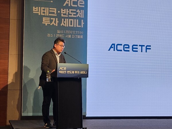 ‘반도체 삼국지’의 저자인 권석준 성균관대학교 화학공학과 교수가 11일 서울 여의도 콘래드서울에서 진행한 ‘테크의 시대, 빅테크·반도체 ETF 투자 전략’ 세미나에서 강연을 하고 있다. ⓒEBN