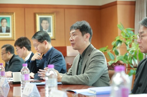 이복현 금융감독원장은 11일 금융상황 점검회의를 개최하고 "환율 급등 등 금융시장 변동성 확대로 금융사의 재무적 탄력성이 축소돼 긴요한 자금공급, 정상적인 배당 등에 영향을 주지 않도록 시장과 소통해 규제 합리화를 위한 다양한 과제를 발굴하라"고 당부했다.[제공=금감원]