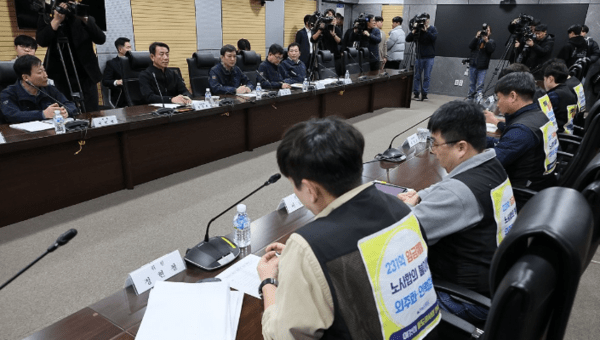 전국철도노동조합이 예고한 총파업을 하루 앞둔 지난 4일 오후 서울 용산구 코레일 서울사옥 영상회의실에서 한국철도공사 한문희 사장과 최명호 철도노조 위원장을 비롯한 노사 교섭위원들이 임금 본교섭 시작을 기다리고 있다. [제공=연합]