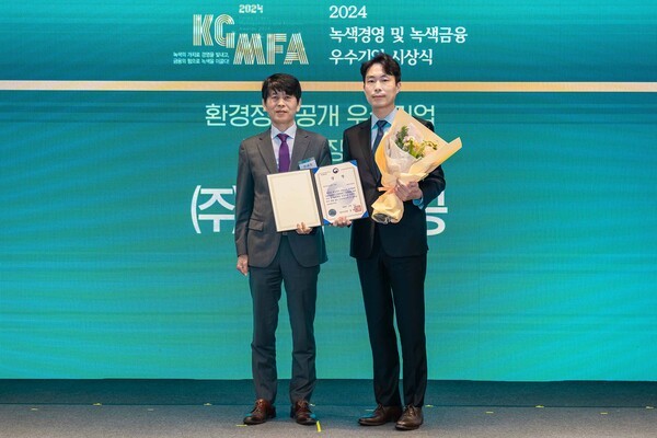 이동규 제주항공 대외협력팀장(사진 오른쪽)이 '2024년 녹색경영 및 녹색금융 우수기업 시상식'에서 환경부장관상을 수상한 뒤 안세창 환경부 기후탄소정책실장과 기념촬영을 하고 있다.[제공=제주항공]